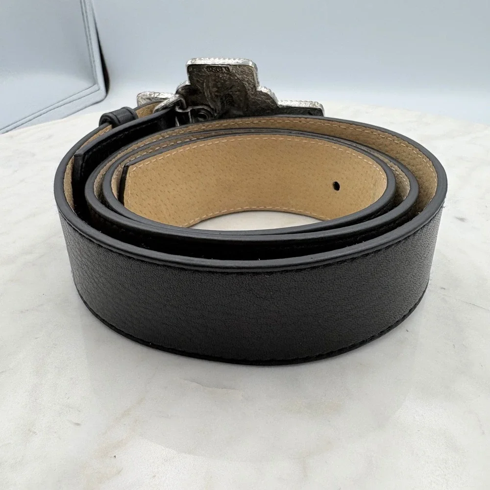Leatherock grey showcases rope